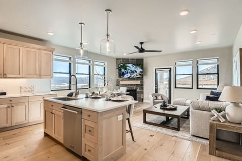 Condo, 3 Bedrooms | Interior