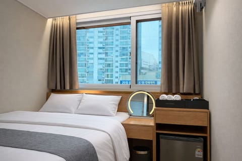 Luxury Double Room | Desk, laptop workspace, blackout drapes, soundproofing