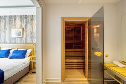 Deluxe Suite | Laptop workspace, free WiFi