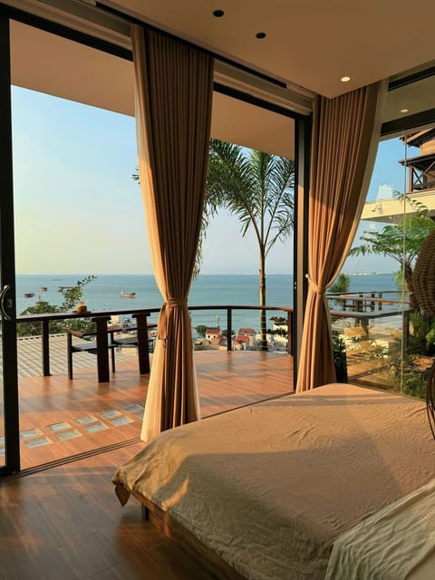 Deluxe Double Room, 1 King Bed, Balcony, Sea View | Desk, blackout drapes, iron/ironing board, free WiFi