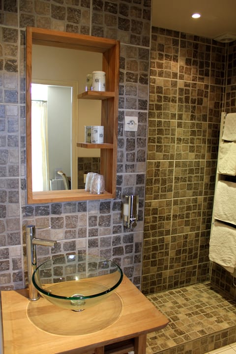 Double Room, Balcony | Bathroom | Shower, hair dryer, towels