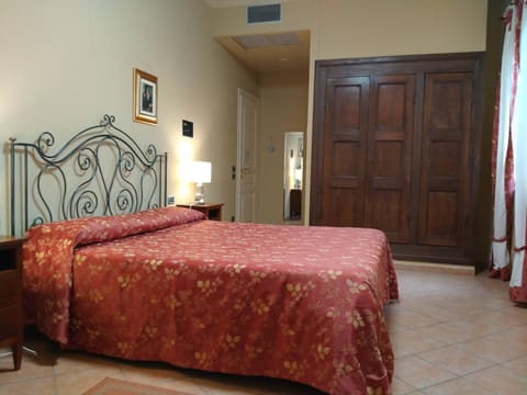 Family Double Room | Minibar, in-room safe, free WiFi, bed sheets