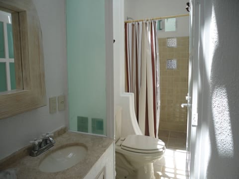 Shower, free toiletries, towels