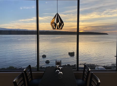 Breakfast, lunch, dinner served; American cuisine, ocean views 