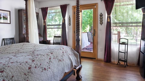 Romantic Room, 1 Queen Bed, Patio (English Rose, Pet Friendly) | Individually decorated, individually furnished, laptop workspace