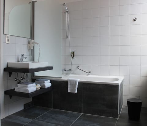 Triple Room | Bathroom | Free toiletries, towels