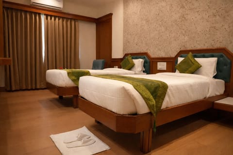 Suite, 1 King Bed with Sofa bed, Non Smoking, Private Bathroom | Iron/ironing board (on request), WiFi (free), bed sheets