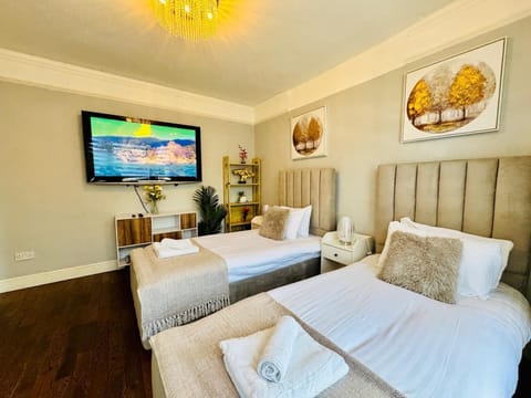 Room | Iron/ironing board, WiFi (free)