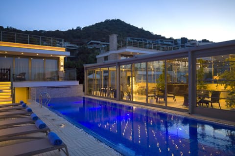 4 outdoor pools, a rooftop pool, open 7:00 AM to 8:00 PM, pool umbrellas