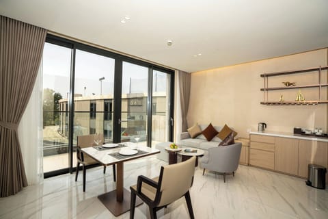 Deluxe Suite, Balcony, Garden View | Living area