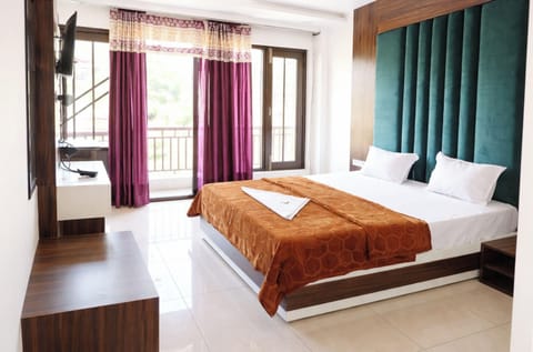 Deluxe Double Room, City View | Hypo-allergenic bedding, desk, soundproofing, free WiFi