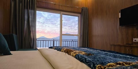 Premium Room, Balcony, Valley View | Desk, laptop workspace