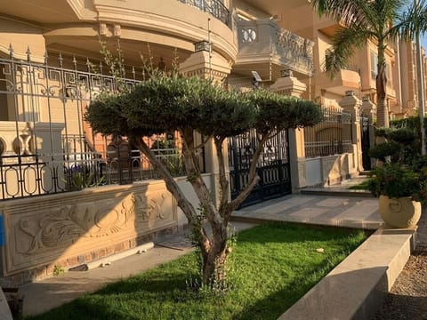 Apartment, 2 Bedrooms | Property grounds
