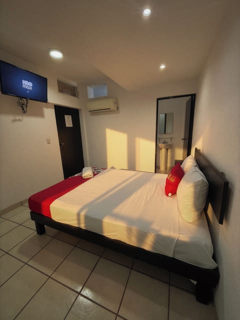 Classic Single Room | Down comforters, iron/ironing board (on request), WiFi (free)