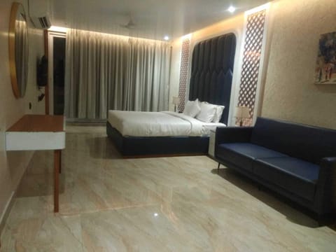 Presidential Studio Suite | Desk, laptop workspace, WiFi (free)