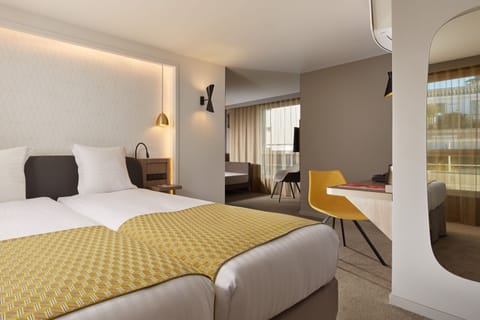 Junior Suite | Premium bedding, in-room safe, desk, laptop workspace