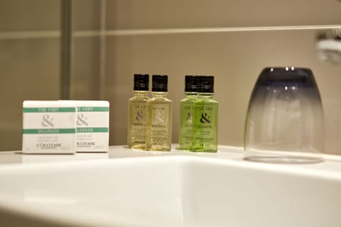 Junior Suite | Bathroom | Shower, free toiletries, hair dryer, towels