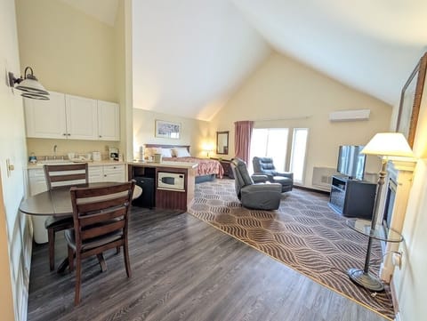 Suite, 1 King Bed | Tempur-Pedic beds, desk, soundproofing, free WiFi
