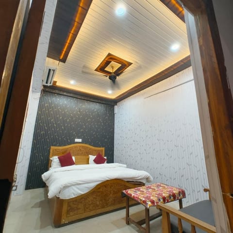 Deluxe Room | Rollaway beds, free WiFi, bed sheets