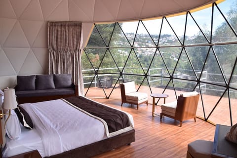 Signature Studio, Garden Area | Desk, free WiFi, bed sheets