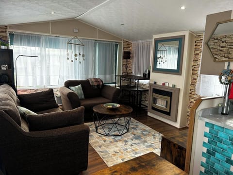 Mobile Home, 3 Bedrooms, Balcony | Living room | Books