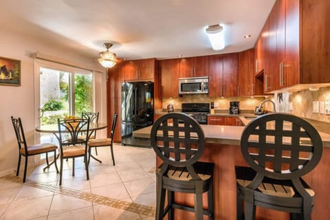 Condo, 2 Bedrooms, Pool Access, City View | Private kitchen | Fridge, microwave, oven, stovetop