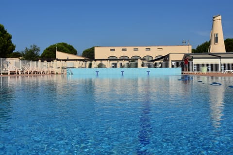 2 outdoor pools