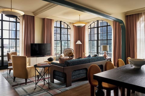 Alice Suite | Egyptian cotton sheets, premium bedding, pillowtop beds, minibar