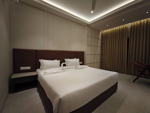 Deluxe Room | Desk, laptop workspace, iron/ironing board, WiFi (free)
