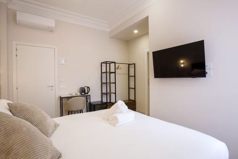 Deluxe Double Room, City View | Minibar, in-room safe, desk, blackout drapes
