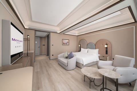 Deluxe Room, 1 King Bed (City side) | Living area