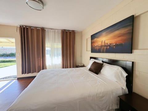 Economy Single Room, 1 Queen Bed | Desk, laptop workspace, blackout drapes, soundproofing