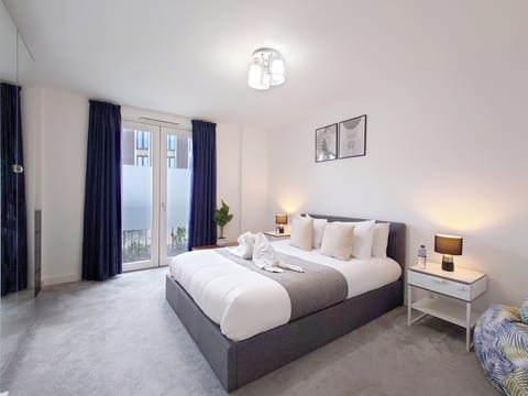 Deluxe Apartment | Desk, soundproofing, iron/ironing board, cribs (free)