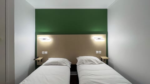 Twin Room | Desk, free cribs/infant beds, free WiFi, bed sheets