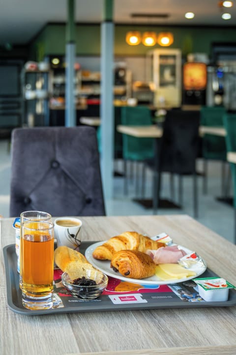 Buffet breakfast on weekdays (EUR 6.90 per person)