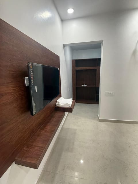 Luxury Room | Rollaway beds, free WiFi, bed sheets