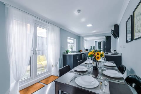 House | 4 bedrooms, high-speed internet