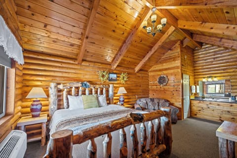 Superior Cabin, Accessible, Private Bathroom | Iron/ironing board, free WiFi, bed sheets
