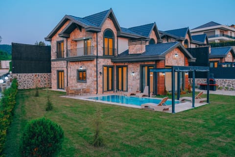 2 outdoor pools