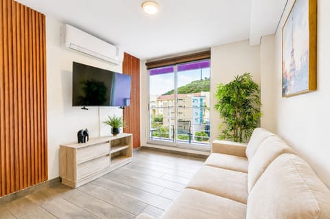 Business Suite, City View | Living area | 60-inch Smart TV with digital channels, streaming services