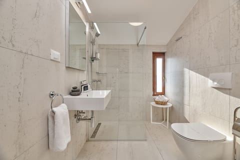 Senior Room, Annex Building | Bathroom | Combined shower/tub, free toiletries, hair dryer, bathrobes