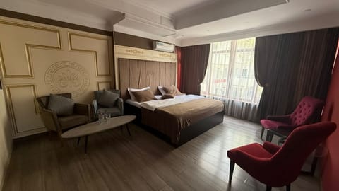 Luxury Studio Suite | Iron/ironing board, free WiFi