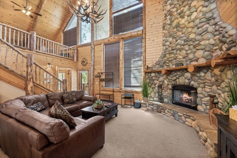 Basic Cabin, Mountain View | Living area