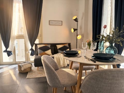Deluxe Penthouse, Courtyard View | Dining