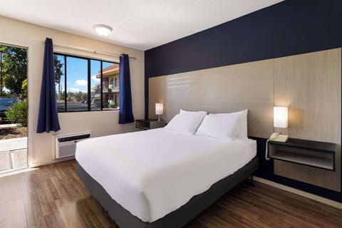 Room, 1 Queen Bed, Accessible, Non Smoking | Iron/ironing board, free WiFi, bed sheets