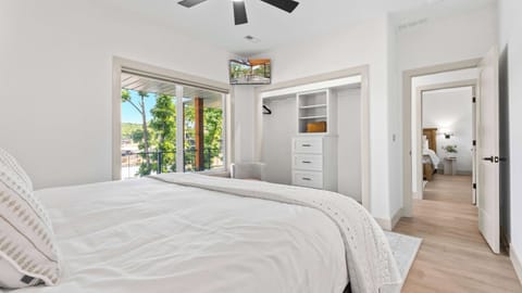 House, Multiple Beds, Hot Tub (The Blue Sapphire) | 4 bedrooms, individually decorated, individually furnished, bed sheets
