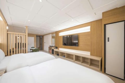 Premium Twin Room | Desk, free WiFi