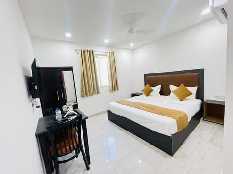 Deluxe Double Room, Balcony, City View | In-room safe, WiFi (free)