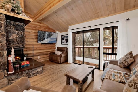 Cabin, Multiple Beds, Hot Tub, Mountain View (2586) | Living area