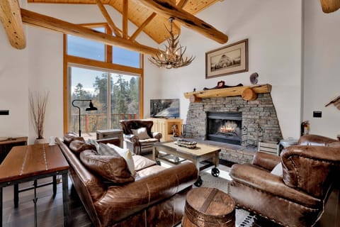 Cabin, Multiple Beds, Mountain View (2606) | Living area